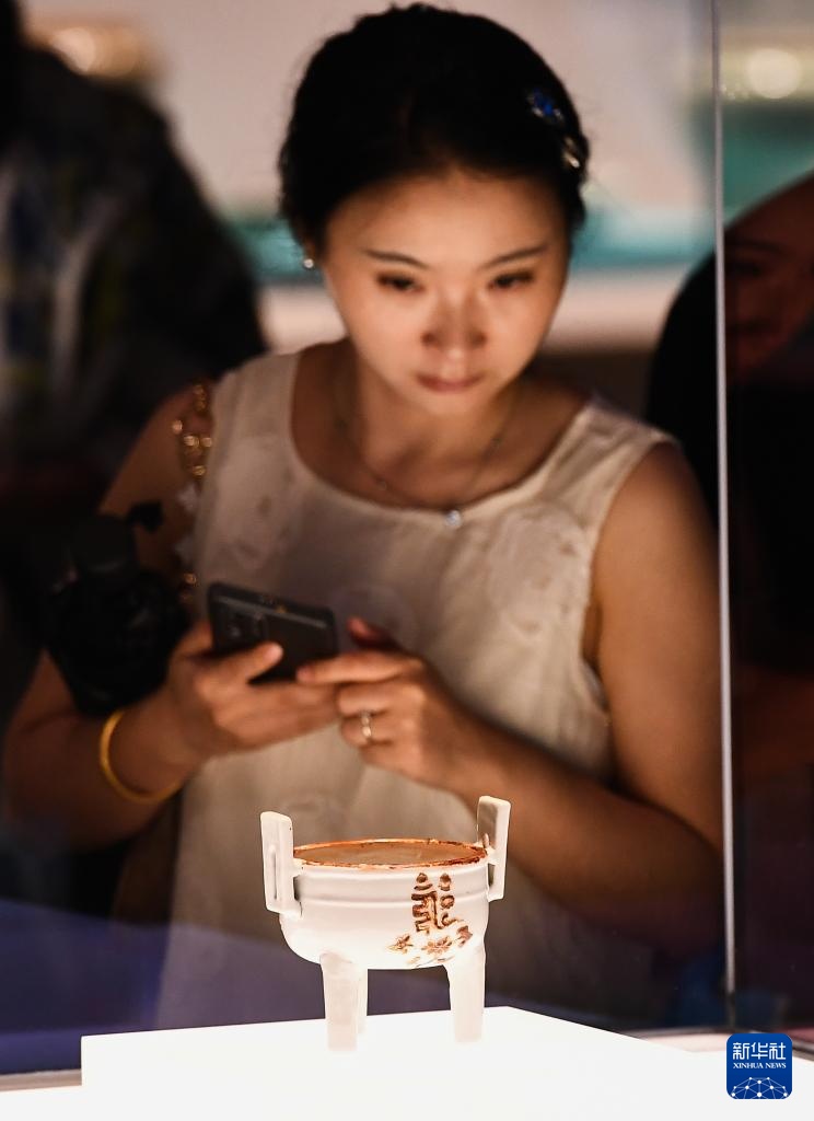 新华全媒+｜探秘“深蓝宝藏”——南海西北陆坡一二号沉船考古成果特展