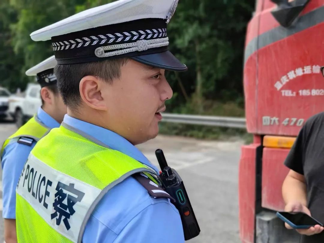 民警执勤被撞重伤，手术醒来后他在急诊室写下一行字令人泪目