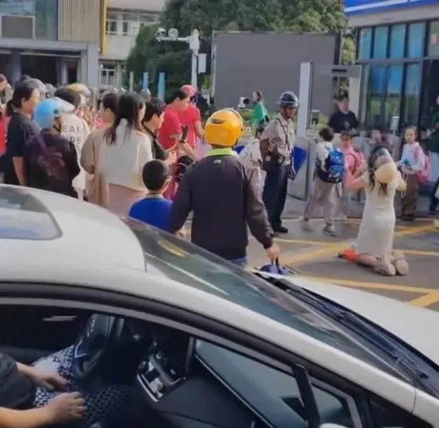 一家长校门口跪喊“取消钉钉”,当地教育局通报 一家长校门口跪喊“取消钉钉”,当地教育局通报
