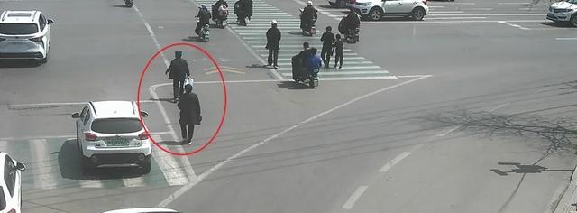 众里寻他！一个包装袋暴露了他的行踪