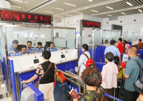 连云港今年前8月出入境旅客达6.4万人次 出入境游持续火热 连云港今年前8月出入境旅客达6.4万人次 出入境游持续火热