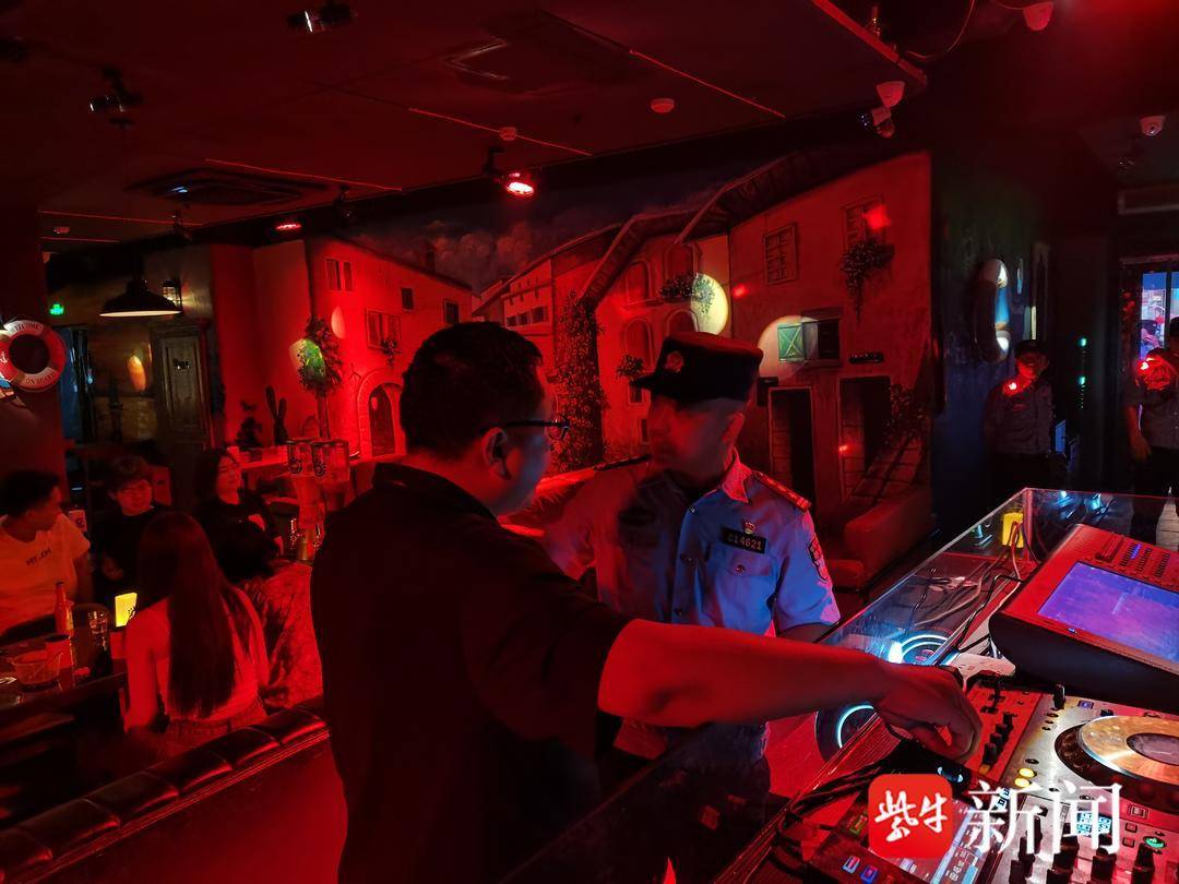 “餐饮式”酒吧密集噪音扰民,警方重拳出击根治顽疾 “餐饮式”酒吧密集噪音扰民,警方重拳出击根治顽疾