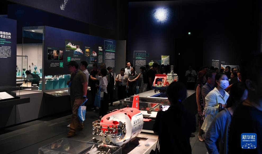 新华全媒+｜探秘“深蓝宝藏”——南海西北陆坡一二号沉船考古成果特展