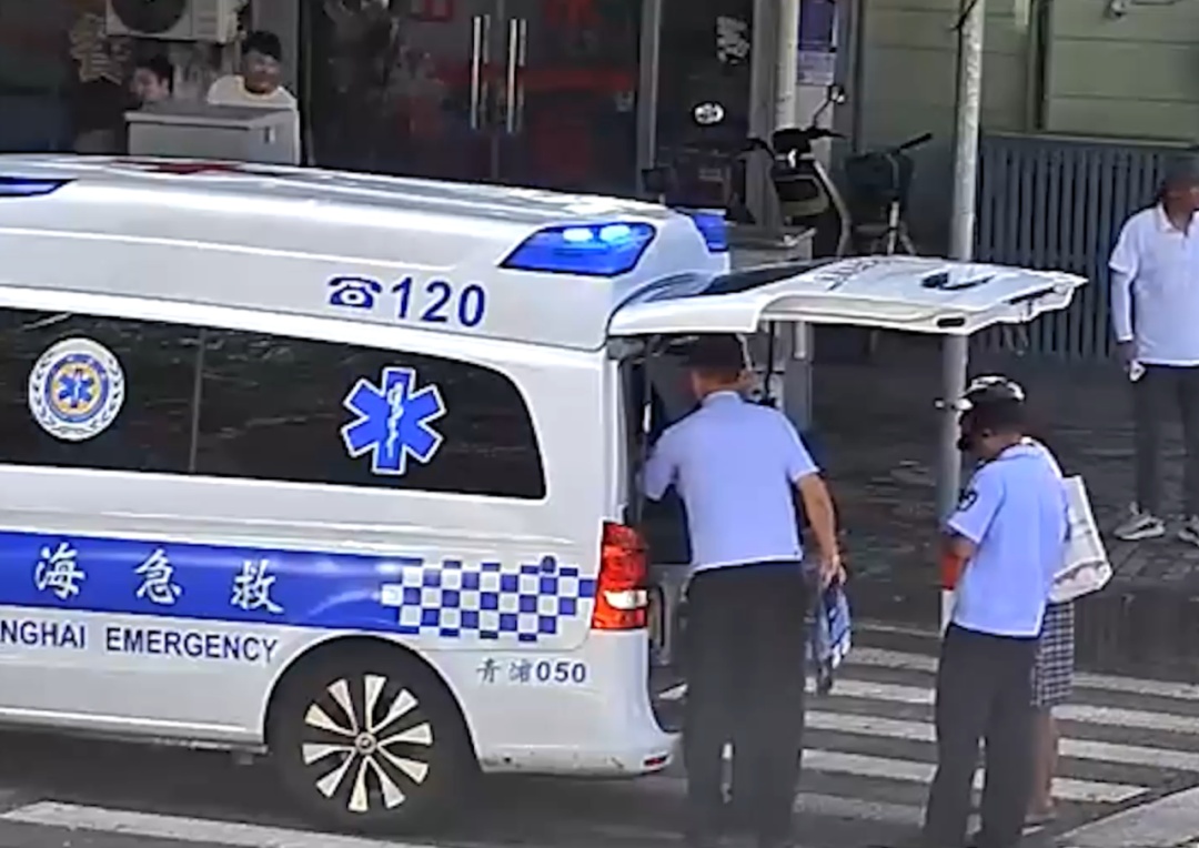 突发!上海街头一老人虚脱,蜀黍接下来的动作太暖心→ 突发!上海街头一老人虚脱,蜀黍接下来的动作太暖心→