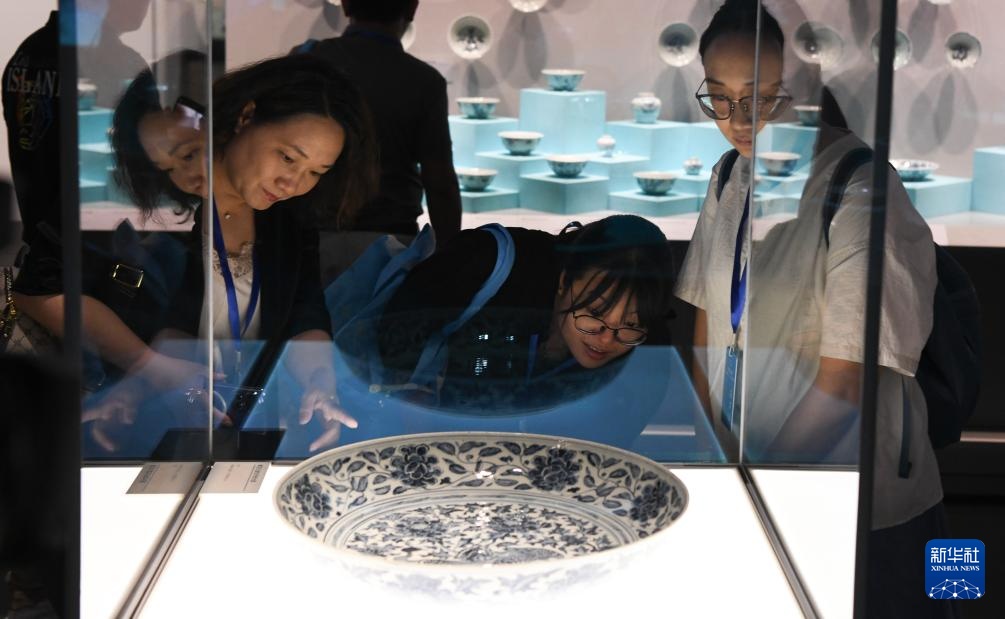 新华全媒+｜探秘“深蓝宝藏”——南海西北陆坡一二号沉船考古成果特展
