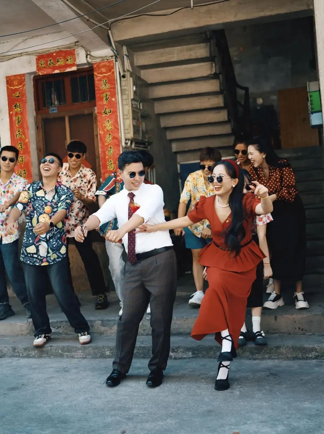 大红花、自行车……这对新人的复古婚礼火了! 大红花、自行车……这对新人的复古婚礼火了!