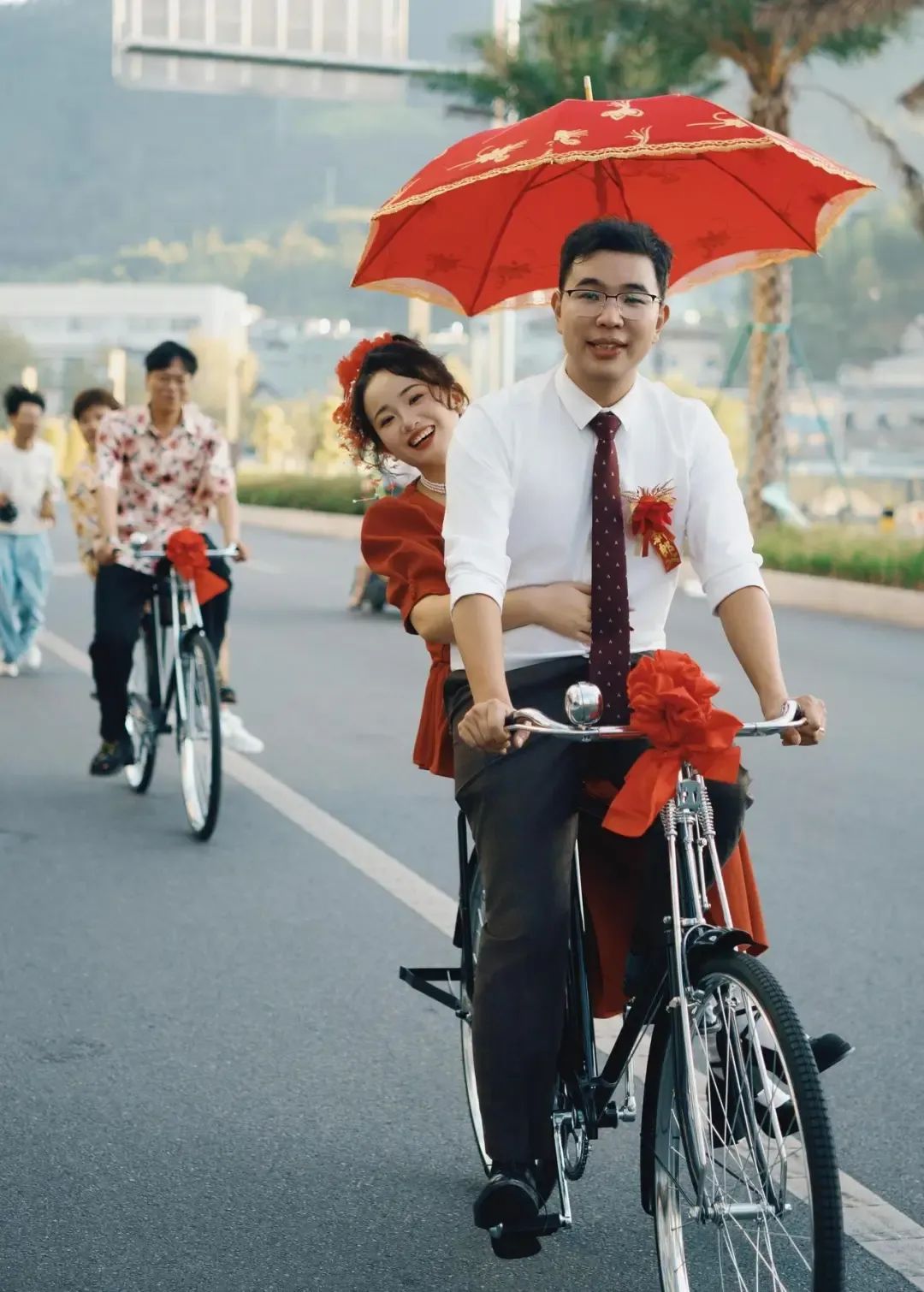 大红花、自行车……这对新人的复古婚礼火了! 大红花、自行车……这对新人的复古婚礼火了!