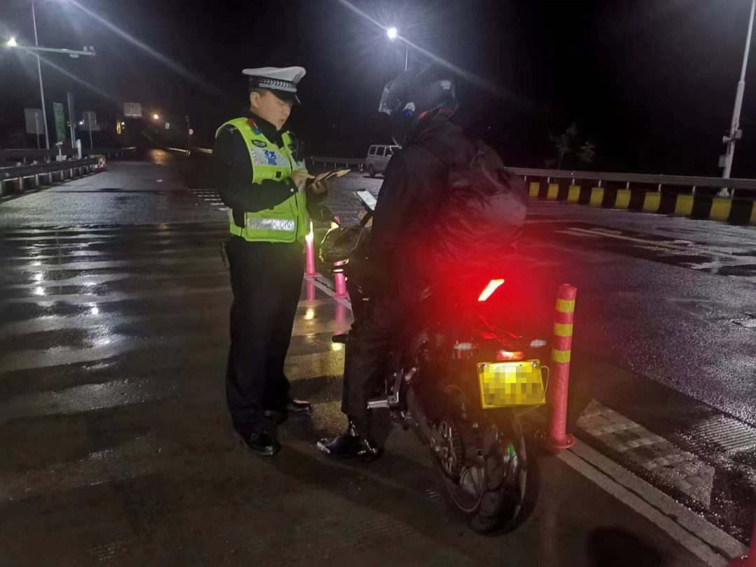 民警执勤被撞重伤，手术醒来后他在急诊室写下一行字令人泪目