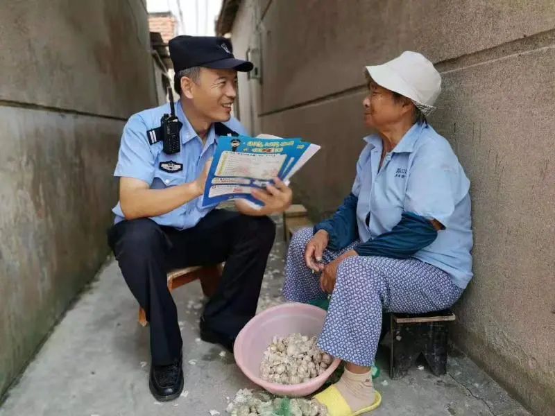 突发!上海街头一老人虚脱,蜀黍接下来的动作太暖心→ 突发!上海街头一老人虚脱,蜀黍接下来的动作太暖心→