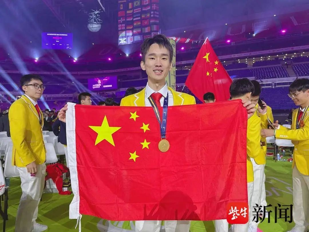 他用面包做了个“埃菲尔铁塔”!一举夺冠 他用面包做了个“埃菲尔铁塔”!一举夺冠