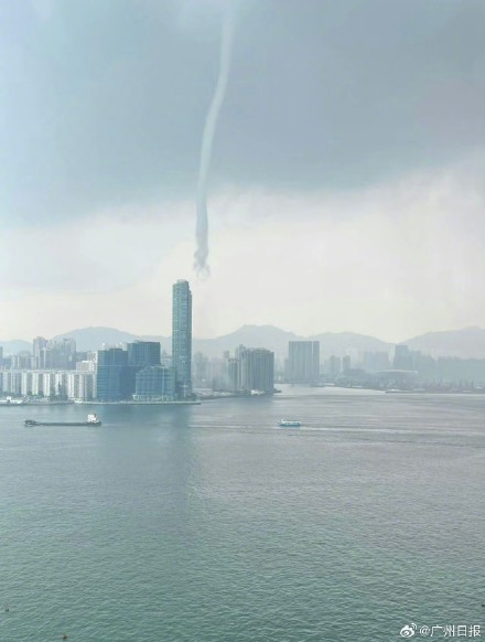 一柱擎天！香港中午惊现水龙卷