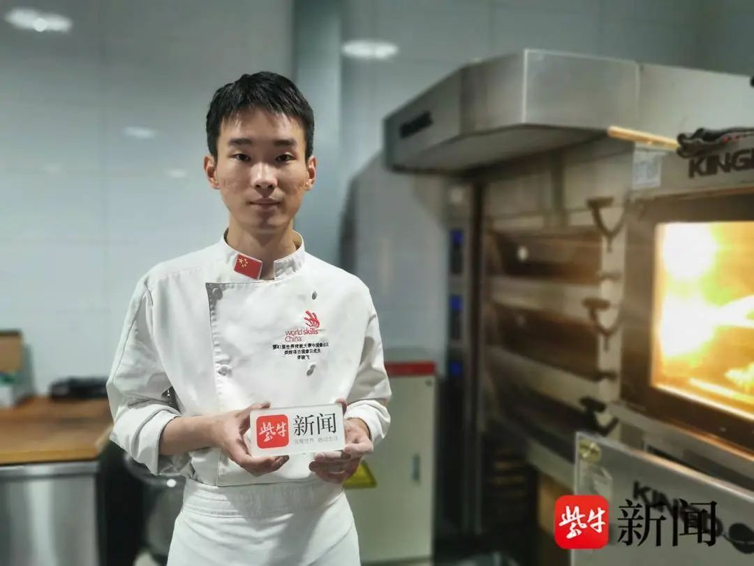 他用面包做了个“埃菲尔铁塔”!一举夺冠 他用面包做了个“埃菲尔铁塔”!一举夺冠