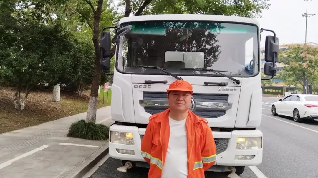 清晨突发，哼小曲的洒水车一顿猛喷！网友：这就叫专业