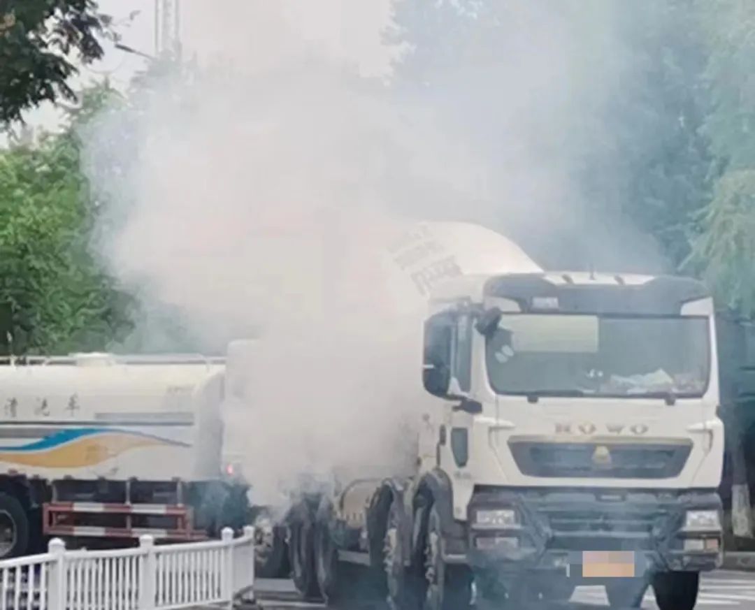 清晨突发，哼小曲的洒水车一顿猛喷！网友：这就叫专业