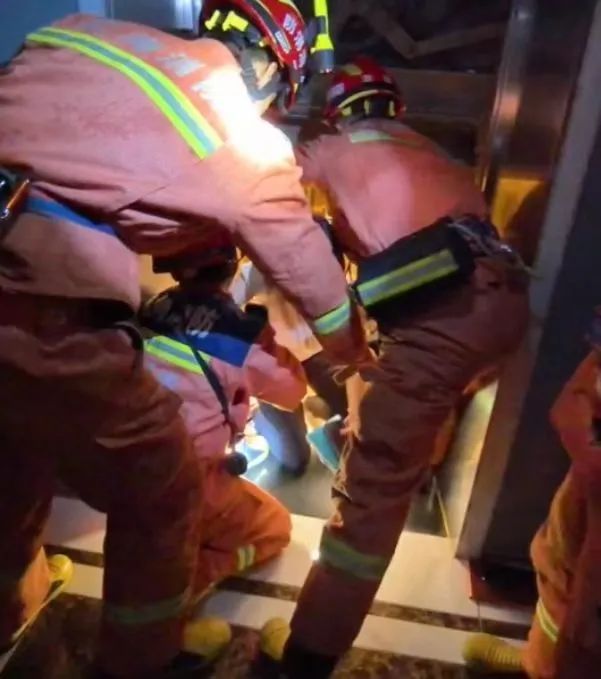 事发上海黄浦!电梯卡在23至24层中间17人被困,消防员快速救援 事发上海黄浦!电梯卡在23至24层中间17人被困,消防员快速救援