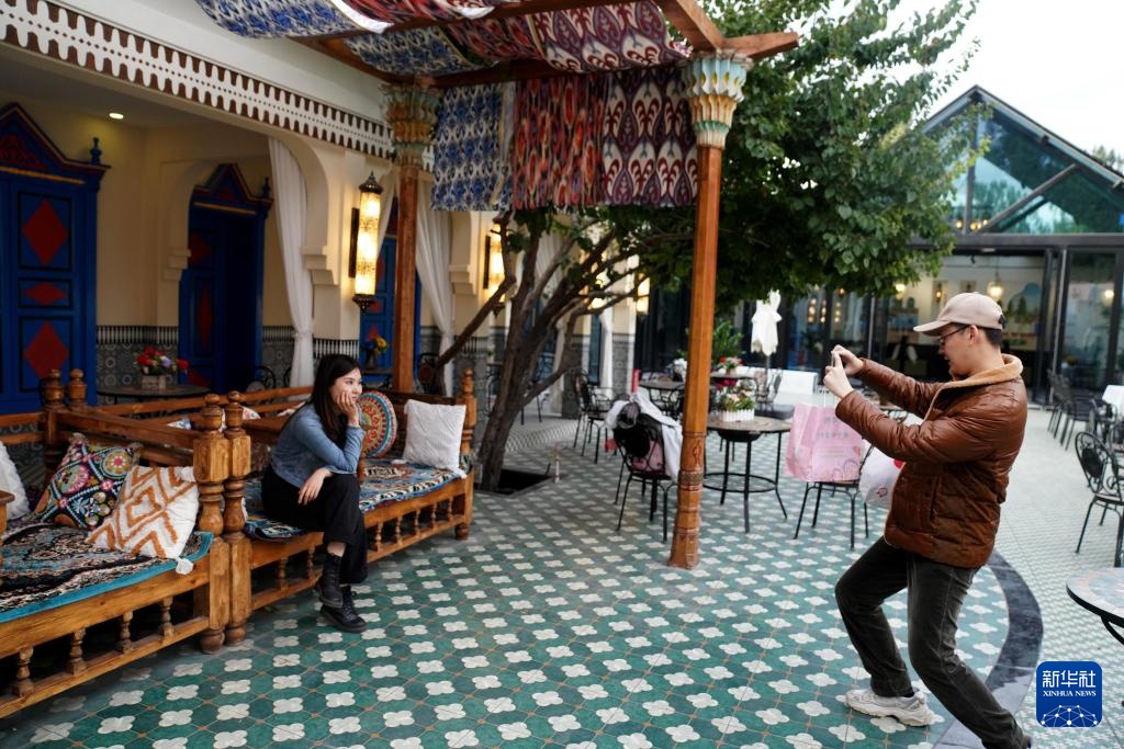 铸牢共同体 中华一家亲丨新疆伊宁六星街:特色街区引客来 铸牢共同体 中华一家亲丨新疆伊宁六星街:特色街区引客来