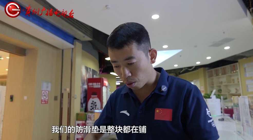 5岁男孩在游泳馆摔倒受伤,摔倒处没铺防滑垫!家长索赔却…… 5岁男孩在游泳馆摔倒受伤,摔倒处没铺防滑垫!家长索赔却……