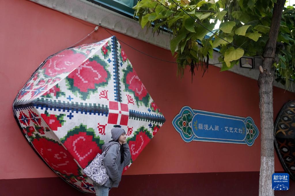 铸牢共同体 中华一家亲丨新疆伊宁六星街:特色街区引客来 铸牢共同体 中华一家亲丨新疆伊宁六星街:特色街区引客来