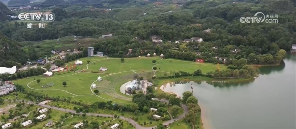 “中国红”扮靓街头巷尾、文旅消费“上新”……国庆佳节临近 氛围感满满 “中国红”扮靓街头巷尾、文旅消费“上新”……国庆佳节临近 氛围感满满