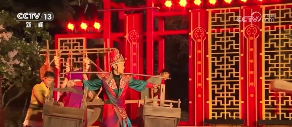 “中国红”扮靓街头巷尾、文旅消费“上新”……国庆佳节临近 氛围感满满 “中国红”扮靓街头巷尾、文旅消费“上新”……国庆佳节临近 氛围感满满