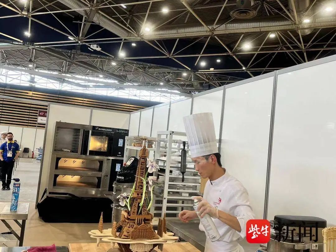 他用面包做了个“埃菲尔铁塔”!一举夺冠 他用面包做了个“埃菲尔铁塔”!一举夺冠