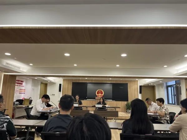 事发上海一小区！天降花盆砸坏雨棚，一楼将楼上51家住户和物业都告了