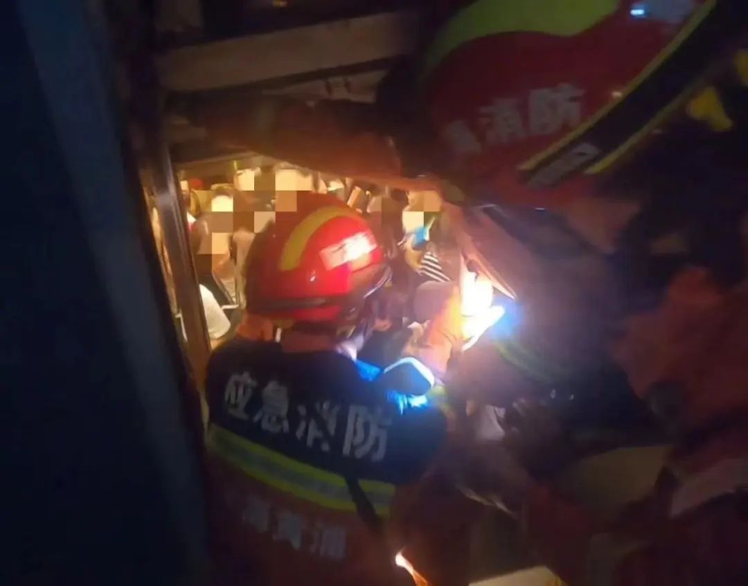 事发上海黄浦!电梯卡在23至24层中间17人被困,消防员快速救援 事发上海黄浦!电梯卡在23至24层中间17人被困,消防员快速救援