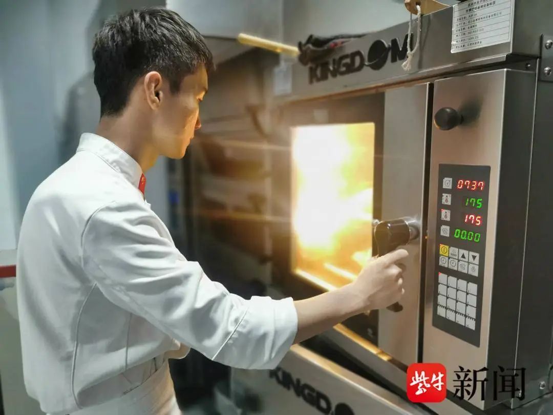 他用面包做了个“埃菲尔铁塔”!一举夺冠 他用面包做了个“埃菲尔铁塔”!一举夺冠