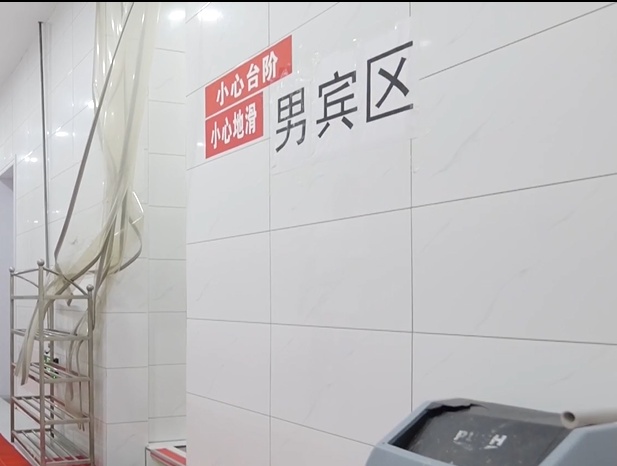 5岁男孩在游泳馆摔倒受伤,摔倒处没铺防滑垫!家长索赔却…… 5岁男孩在游泳馆摔倒受伤,摔倒处没铺防滑垫!家长索赔却……