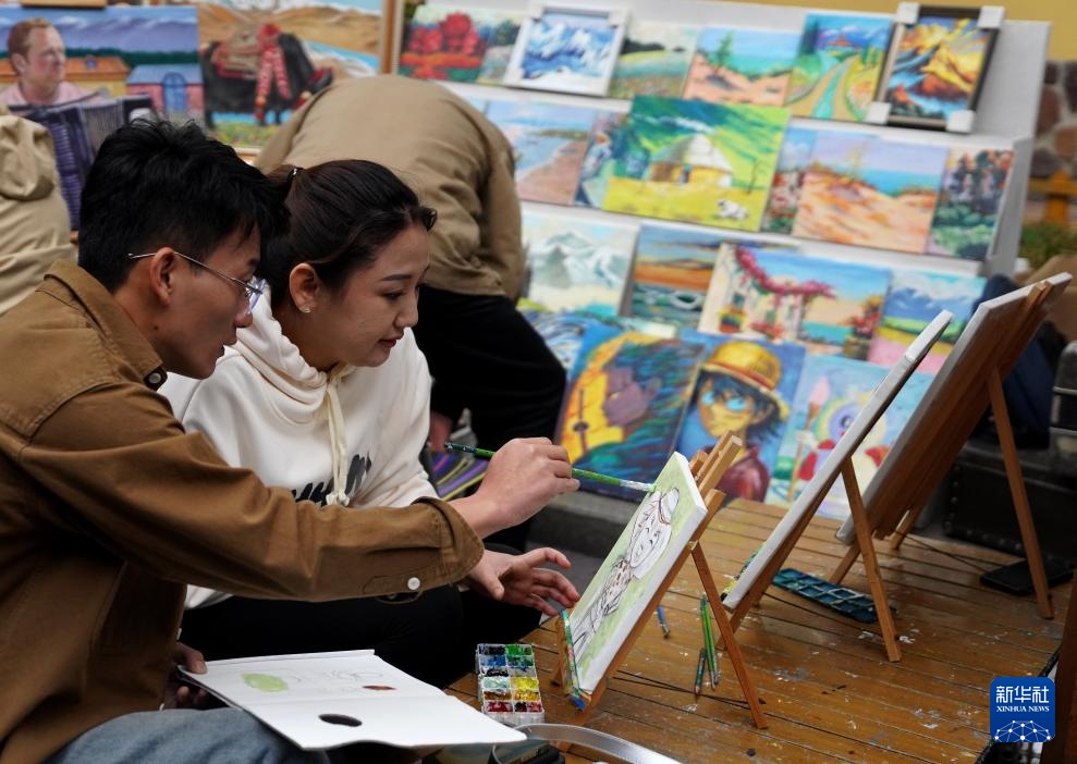 铸牢共同体 中华一家亲丨新疆伊宁六星街:特色街区引客来 铸牢共同体 中华一家亲丨新疆伊宁六星街:特色街区引客来