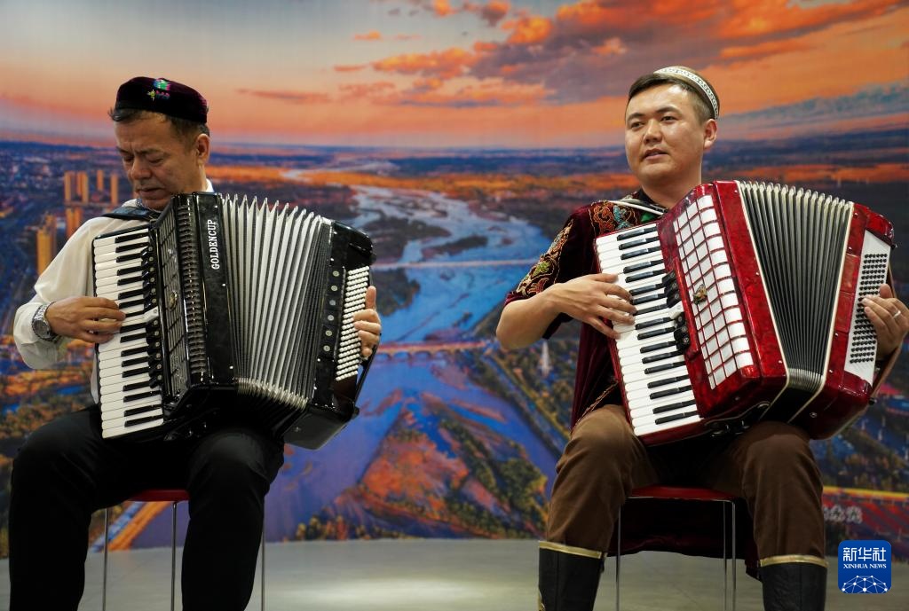 铸牢共同体 中华一家亲丨新疆伊宁六星街:特色街区引客来 铸牢共同体 中华一家亲丨新疆伊宁六星街:特色街区引客来