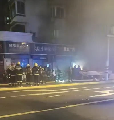 上海市中心突发!电动自行车店铺起火,“现场浓烟滚滚”→ 上海市中心突发!电动自行车店铺起火,“现场浓烟滚滚”→