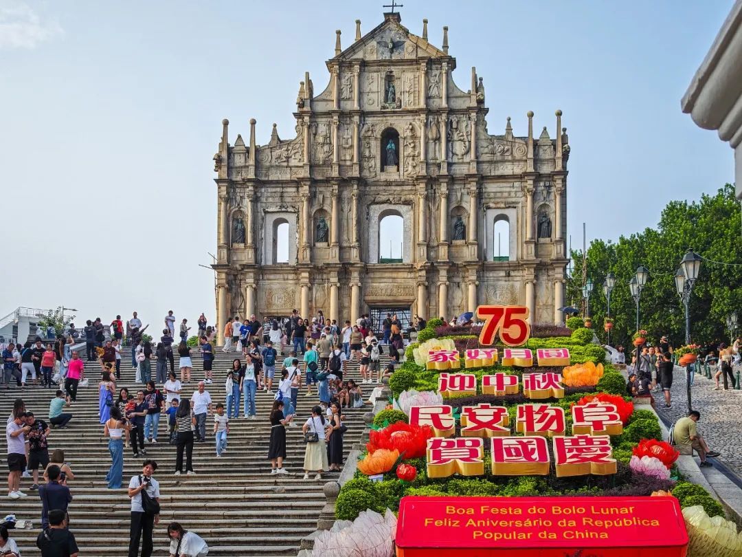 香港、澳门喜迎国庆,满眼都是“中国红” 香港、澳门喜迎国庆,满眼都是“中国红”