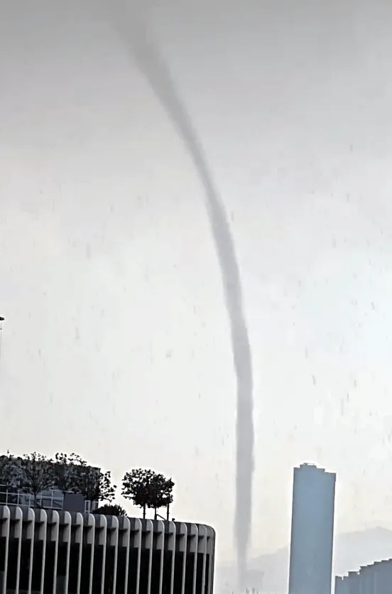 65年来首次!香港维多利亚港附近惊现水龙卷 65年来首次!香港维多利亚港附近惊现水龙卷