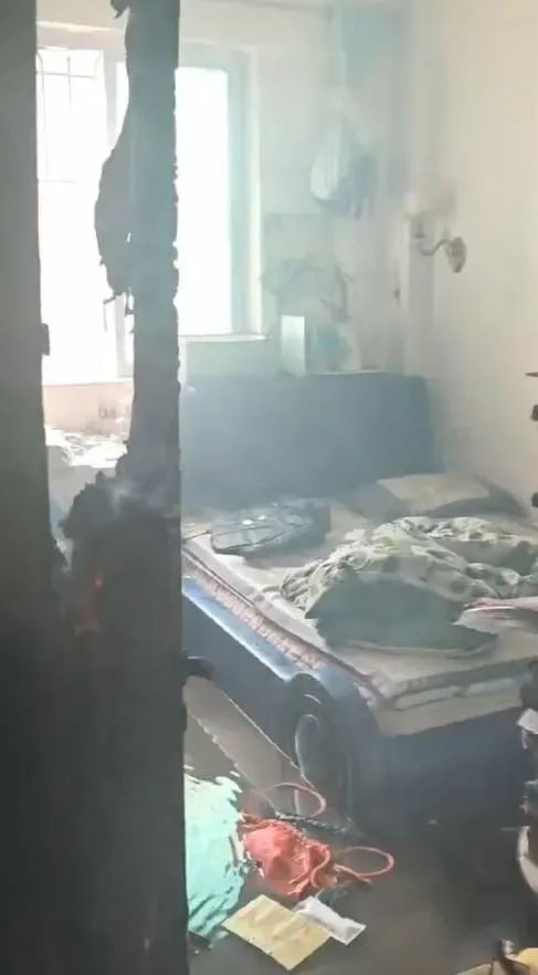 家中起火！猫咪匆忙跳窗，14 岁男孩堵门缝自救，最后……