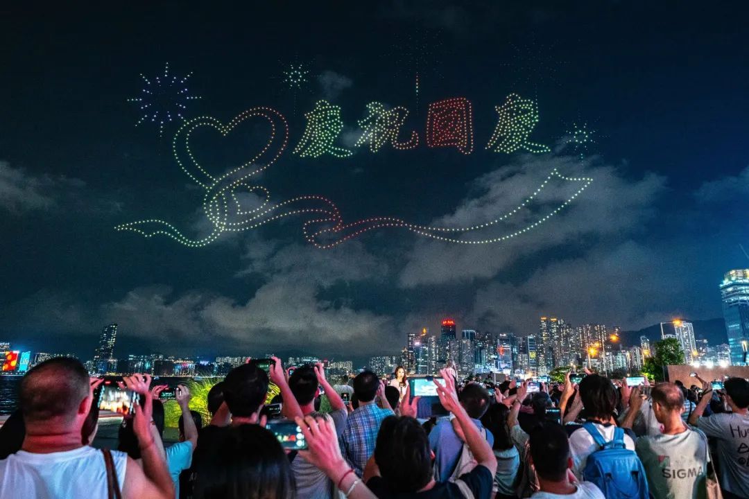 香港、澳门喜迎国庆,满眼都是“中国红” 香港、澳门喜迎国庆,满眼都是“中国红”