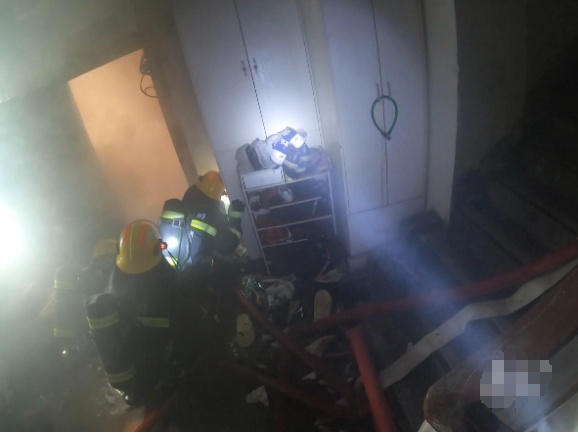 家中起火！猫咪匆忙跳窗，14 岁男孩堵门缝自救，最后……