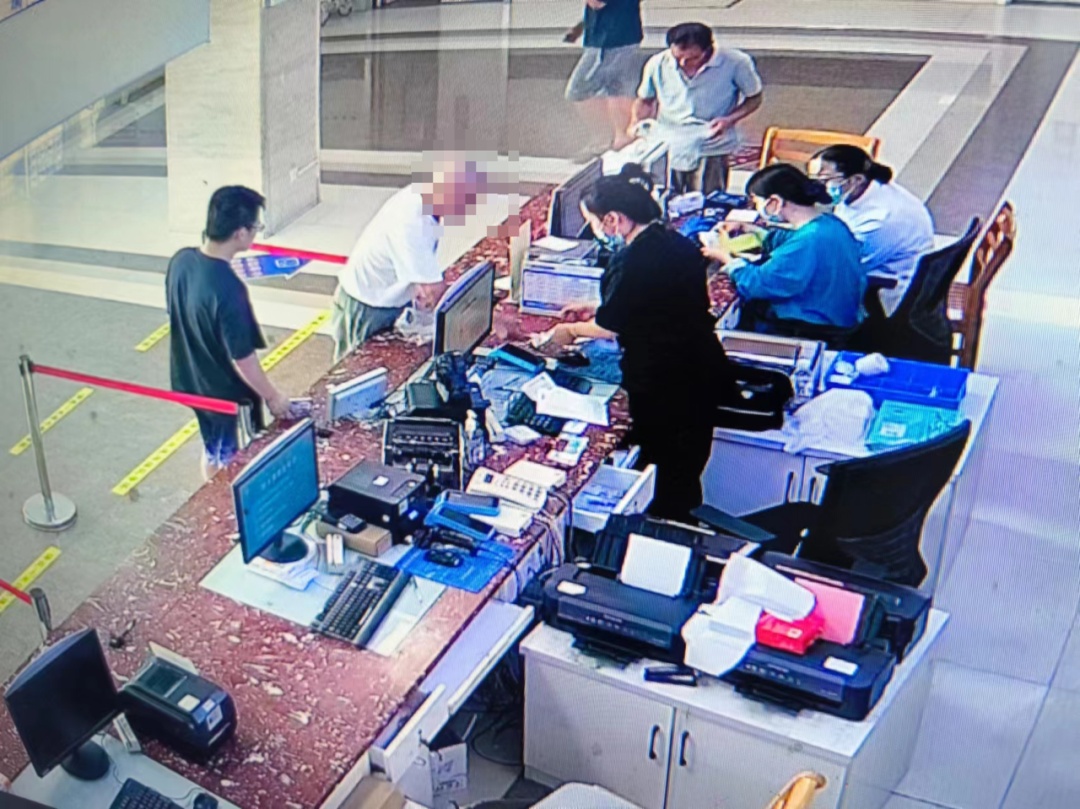 “扫我的!”替老人垫付急诊费的陌生小伙找到了 “扫我的!”替老人垫付急诊费的陌生小伙找到了