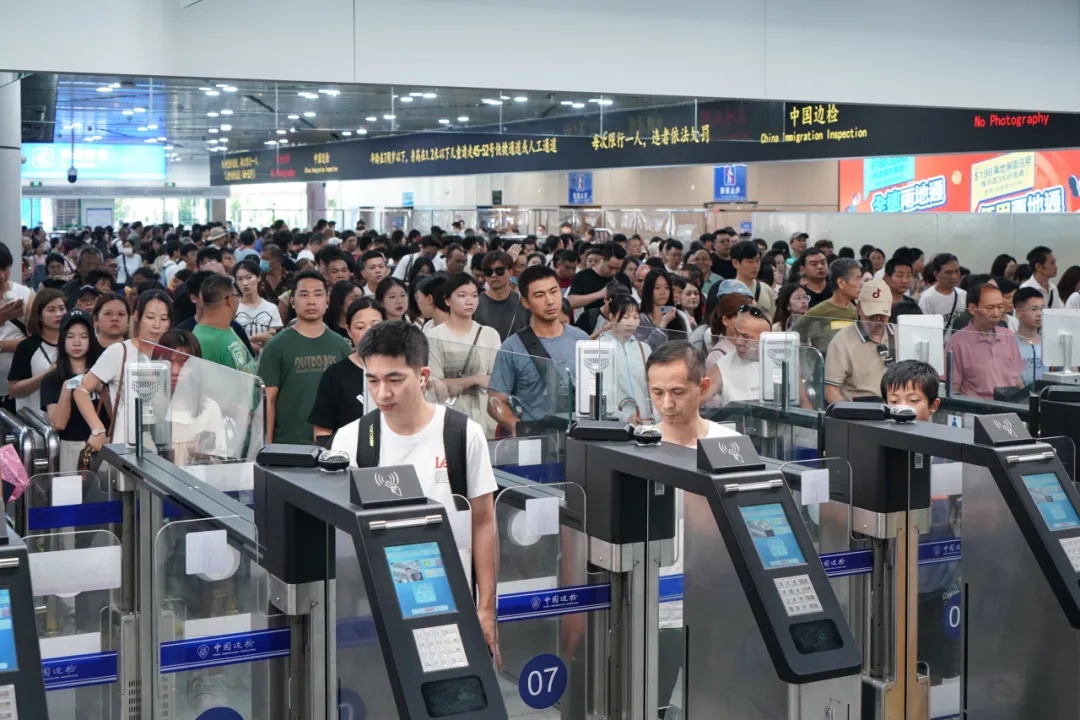 广东多个口岸迎客流高峰,通关提示→ 广东多个口岸迎客流高峰,通关提示→