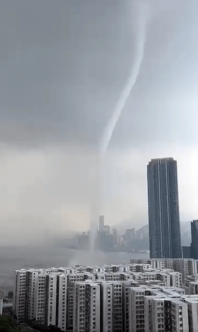 65年来首次!香港维多利亚港附近惊现水龙卷 65年来首次!香港维多利亚港附近惊现水龙卷