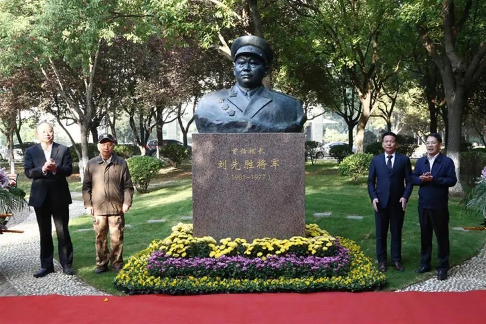 大学新生答错首任校长名被通报批评,校方回应原因,网友:该罚! 大学新生答错首任校长名被通报批评,校方回应原因,网友:该罚!