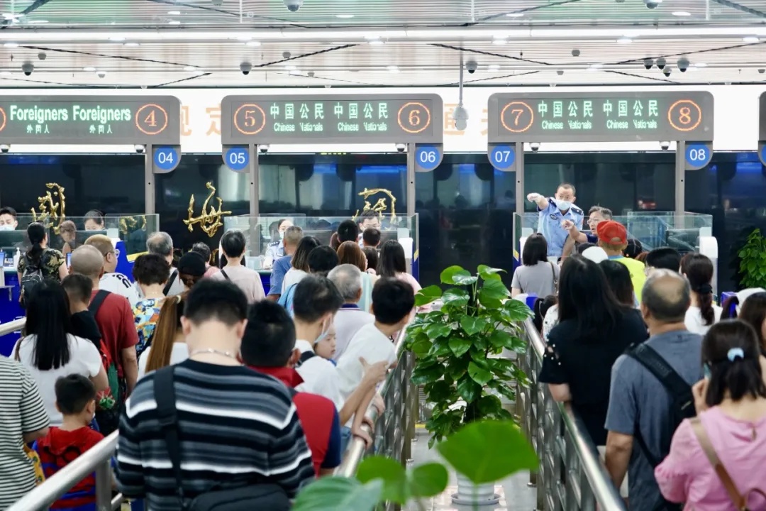 广东多个口岸迎客流高峰,通关提示→ 广东多个口岸迎客流高峰,通关提示→