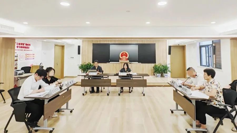 垃圾不断从天而降,还掉下花盆砸坏雨棚!上海男子报警,将楼上51家住户和物业都告了 垃圾不断从天而降,还掉下花盆砸坏雨棚!上海男子报警,将楼上51家住户和物业都告了