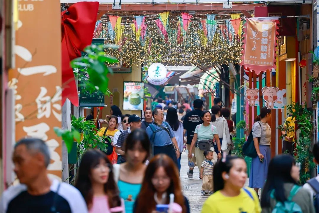 香港、澳门喜迎国庆,满眼都是“中国红” 香港、澳门喜迎国庆,满眼都是“中国红”