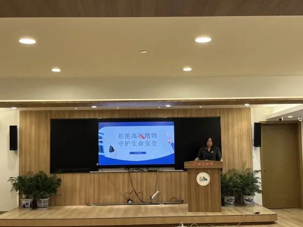 垃圾不断从天而降,还掉下花盆砸坏雨棚!上海男子报警,将楼上51家住户和物业都告了 垃圾不断从天而降,还掉下花盆砸坏雨棚!上海男子报警,将楼上51家住户和物业都告了