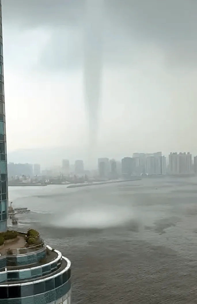 65年来首次!香港维多利亚港附近惊现水龙卷 65年来首次!香港维多利亚港附近惊现水龙卷