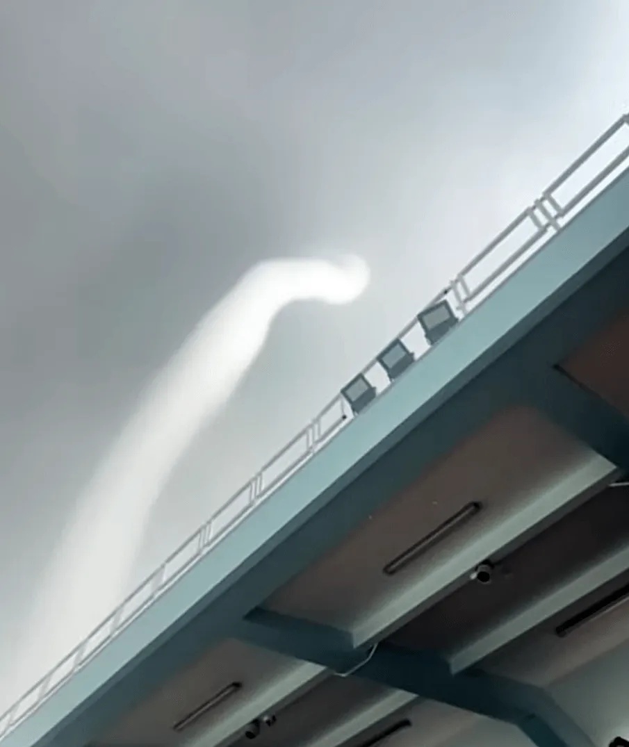 65年来首次!香港维多利亚港附近惊现水龙卷 65年来首次!香港维多利亚港附近惊现水龙卷