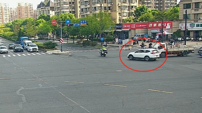 早高峰突发！女子驾车时上半身发麻，这个动作避免了险情