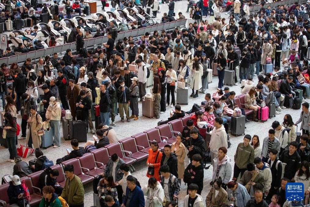 哈尔滨火车站迎来国庆出行高峰 哈尔滨火车站迎来国庆出行高峰