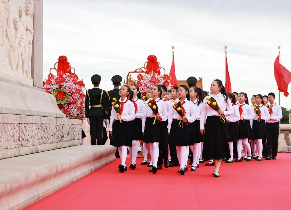 烈士纪念日向人民英雄敬献花篮仪式在京隆重举行 烈士纪念日向人民英雄敬献花篮仪式在京隆重举行